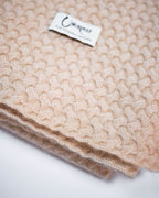 Detalje med logo af strikket plaid i 100% cashmere.