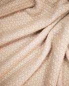 Strikket plaid i 100% cashmere i draperet så stoffet falder blødt. 