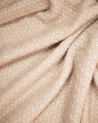 Strikket plaid i 100% cashmere i draperet så stoffet falder blødt. 