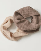 To halsedisser i 100% cashmere, den ene lys, den anden mørk naturfarve