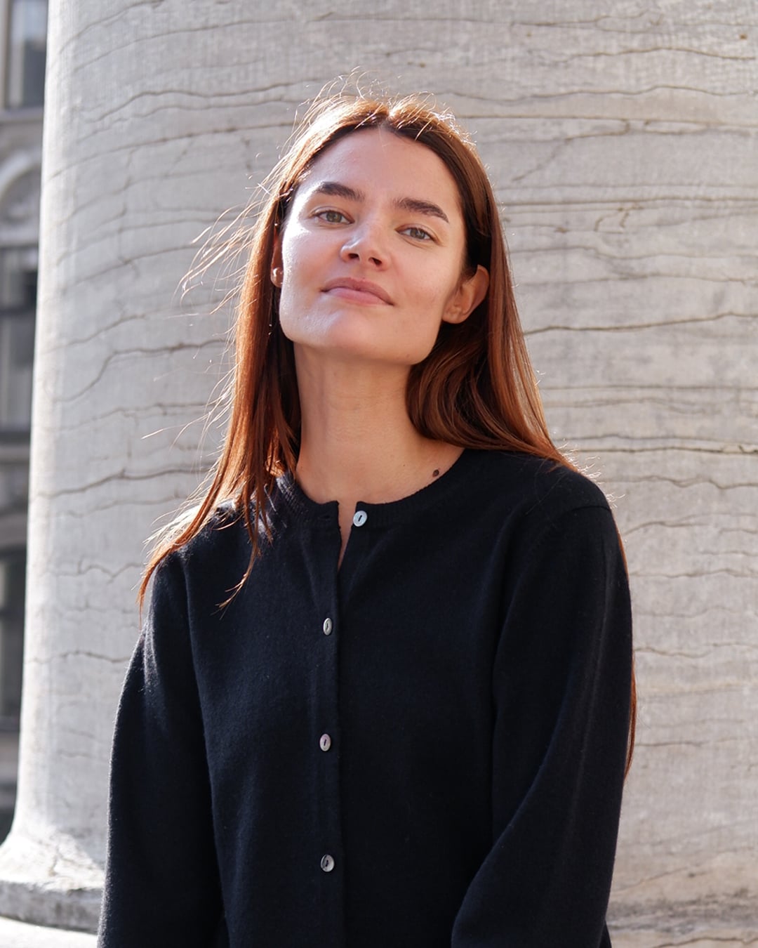 Kvinde iført Alma cardigan i Black, nærbillede.