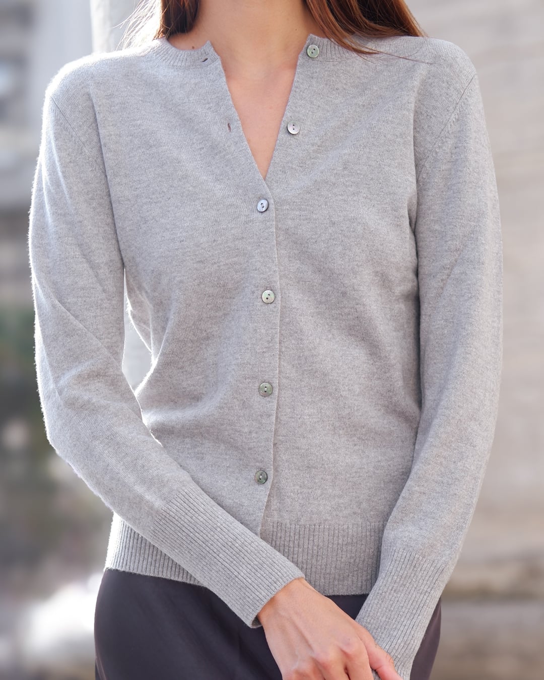 Nærbillede af Alma cardigan i Light grey, med knapper.
