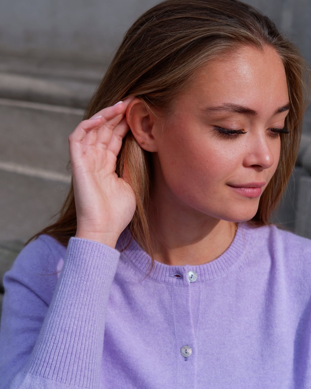 Nærbillede af Alma cardigan i Lavender.