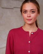 Nærbillede af Alma cardigan i Raspberry, med knapper.
