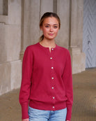 Kvinde iført Alma cardigan i Raspberry, set forfra.