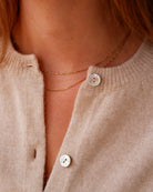 Nærbillede af Alma cardigan i Natural sand, med knapper.