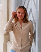 Kvinde iført Alma cardigan i Natural sand, set forfra.