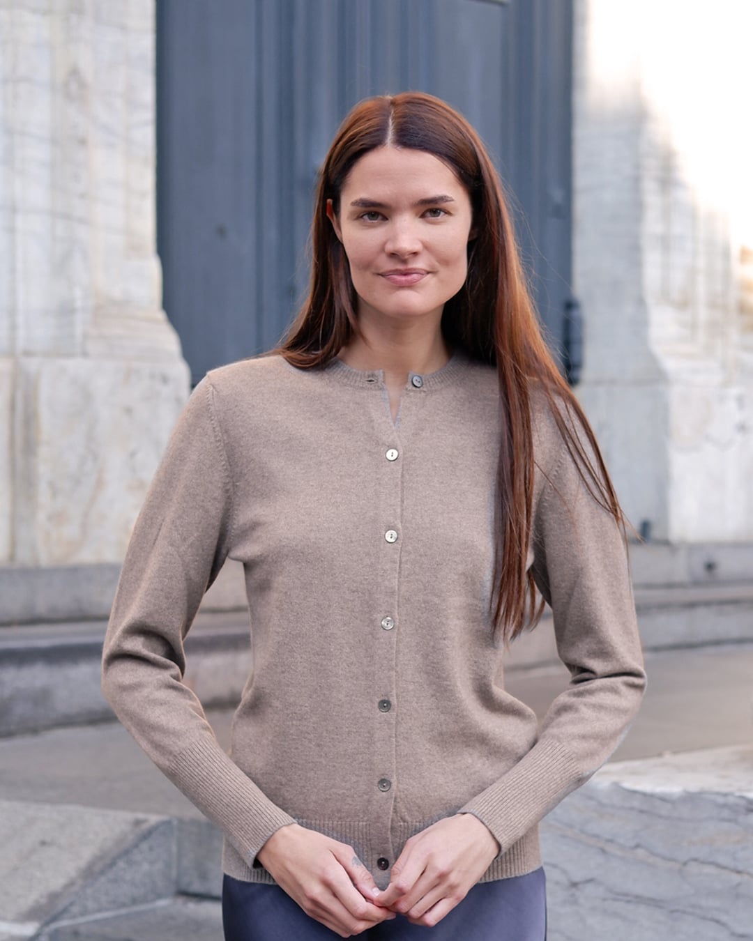 Kvinde iført Alma cardigan i Natural taupe, set forfra.