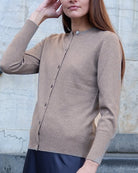 Kvinde iført Alma cardigan i Natural taupe, nærbillede.