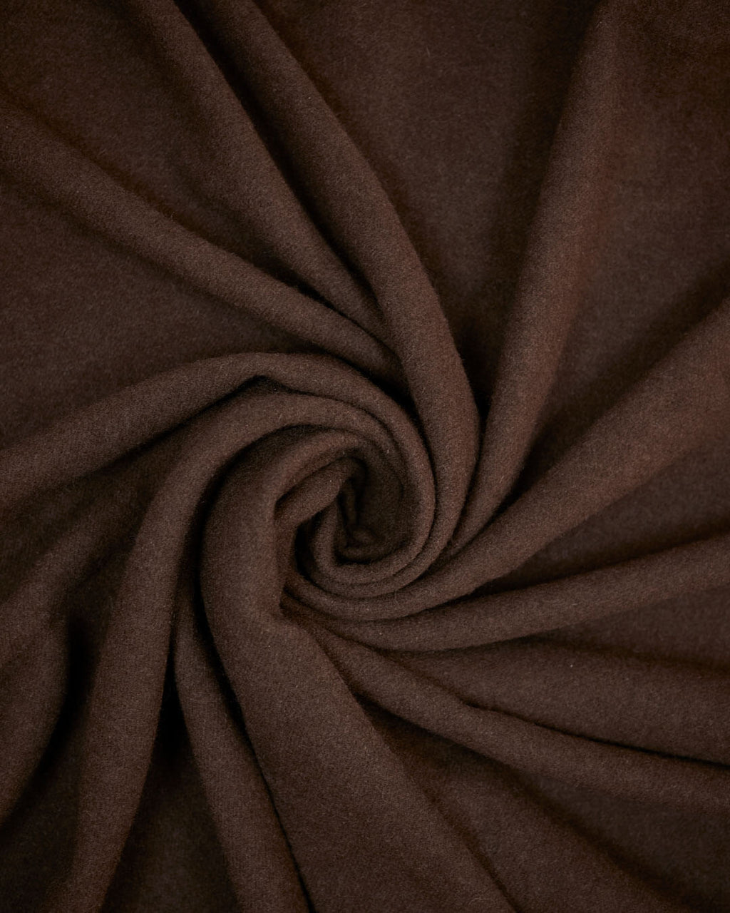 Nærbillede af den anden side af plaiden i mørk ensfarvet yakuld, blød og tæt vævet struktur.