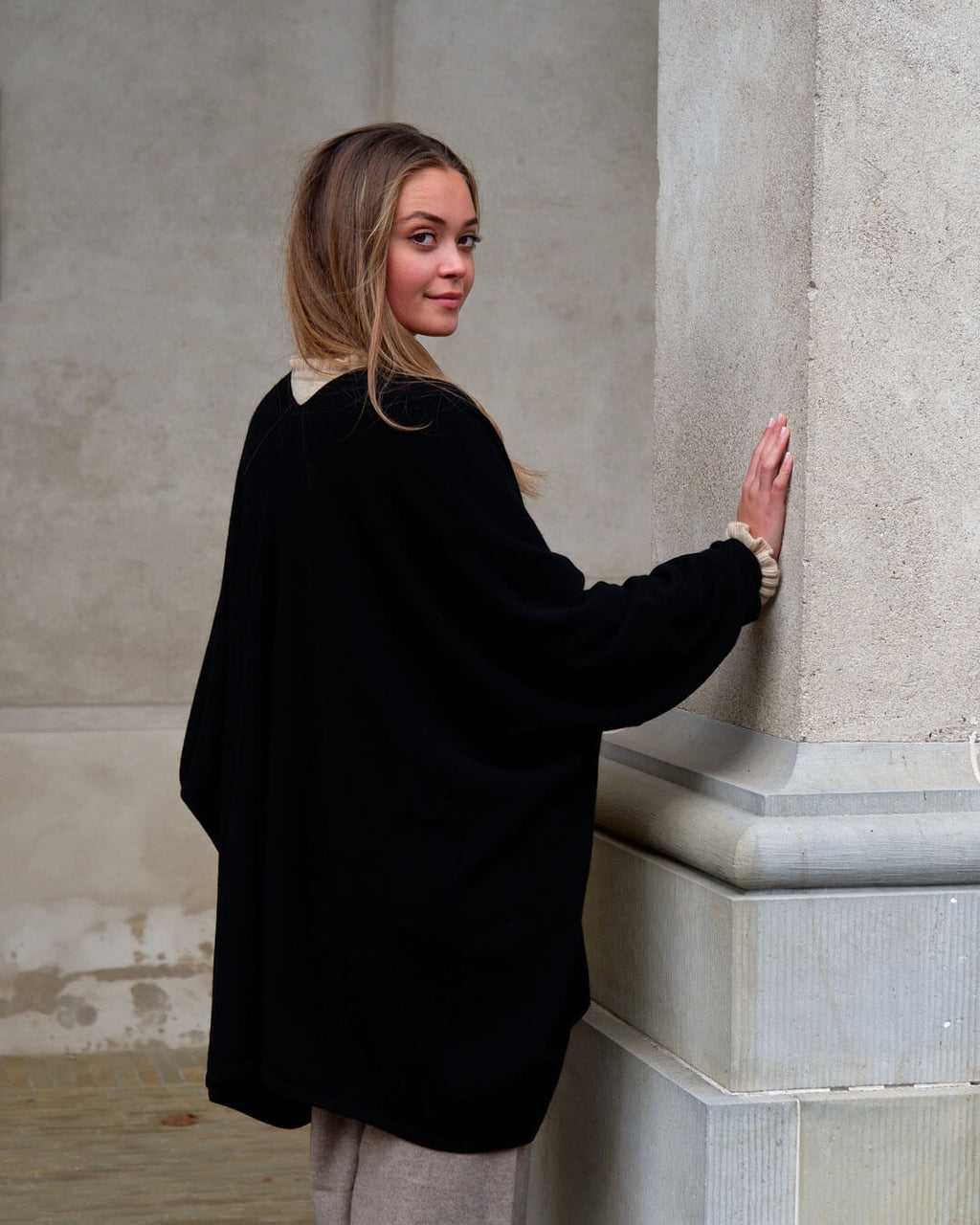 Anu Kashmirkappa, Svart