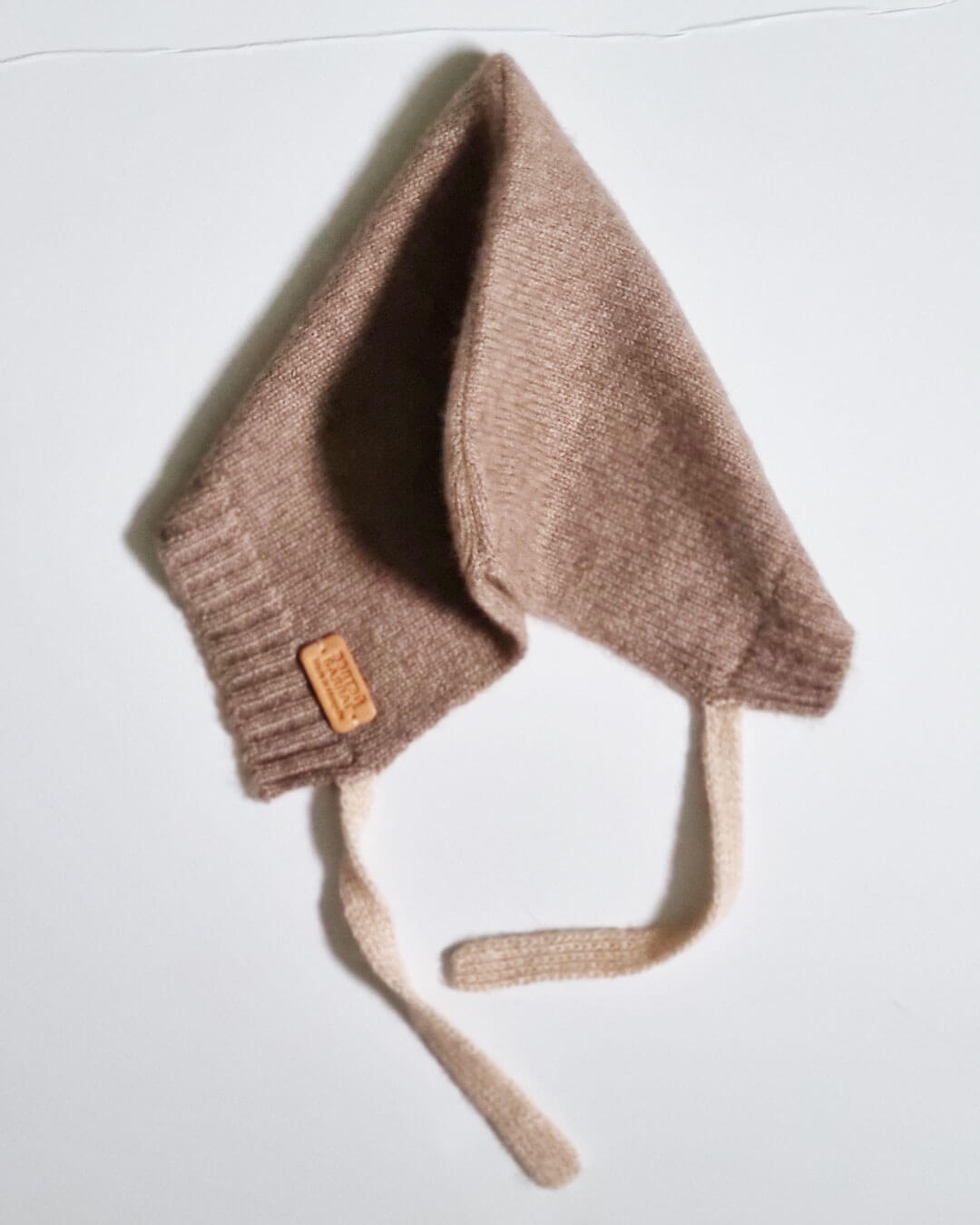 Klassisk kyseform med korte bånd, strikket i Mongoliet.