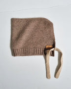 Saruul baby kyse i Natural Taupe – 100% mongolsk cashmere.