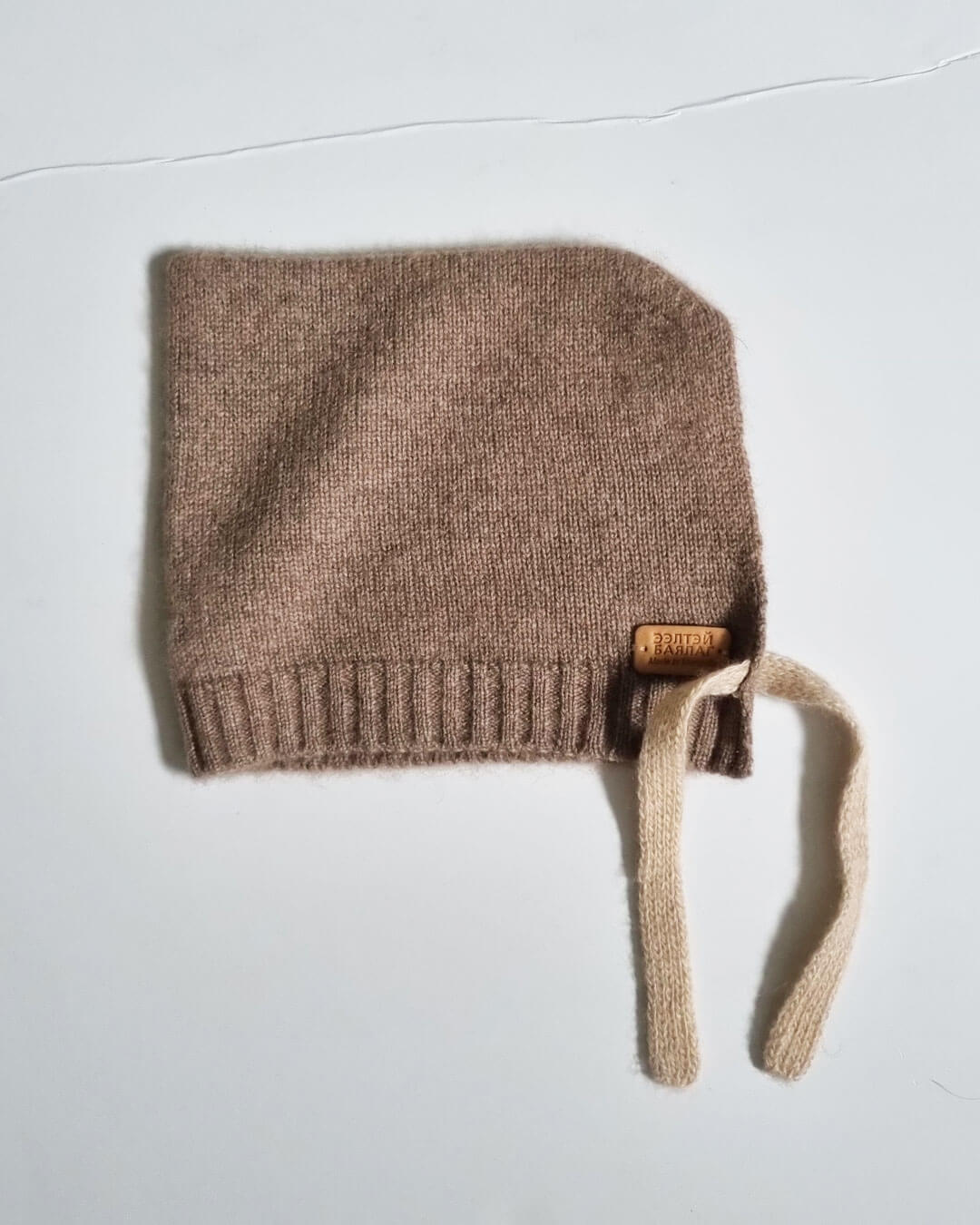 Saruul baby kyse i Natural Taupe – 100% mongolsk cashmere.