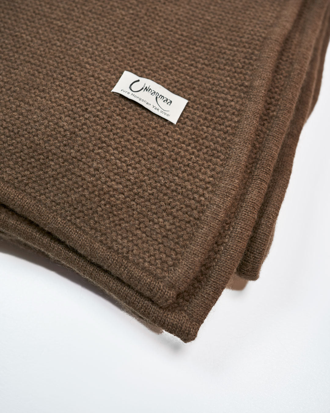 Nærbillede af Barkhan plaid i yakuld med Undarmaa label.