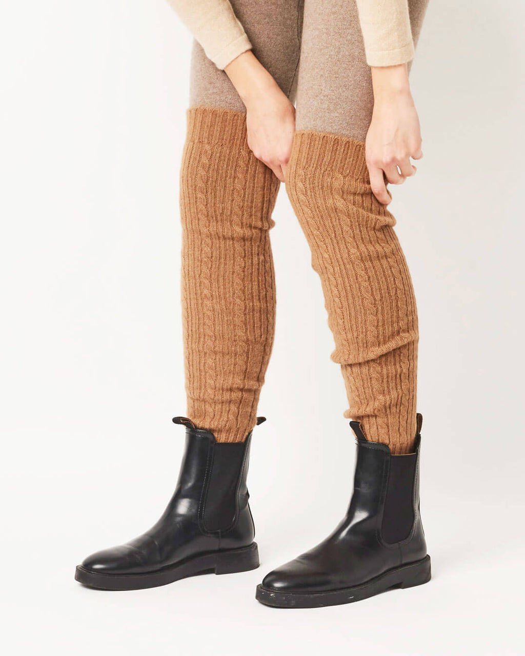 Benvarmere i ren kameluld i naturlig brun tone – ribstrikket model fra Undarmaa.