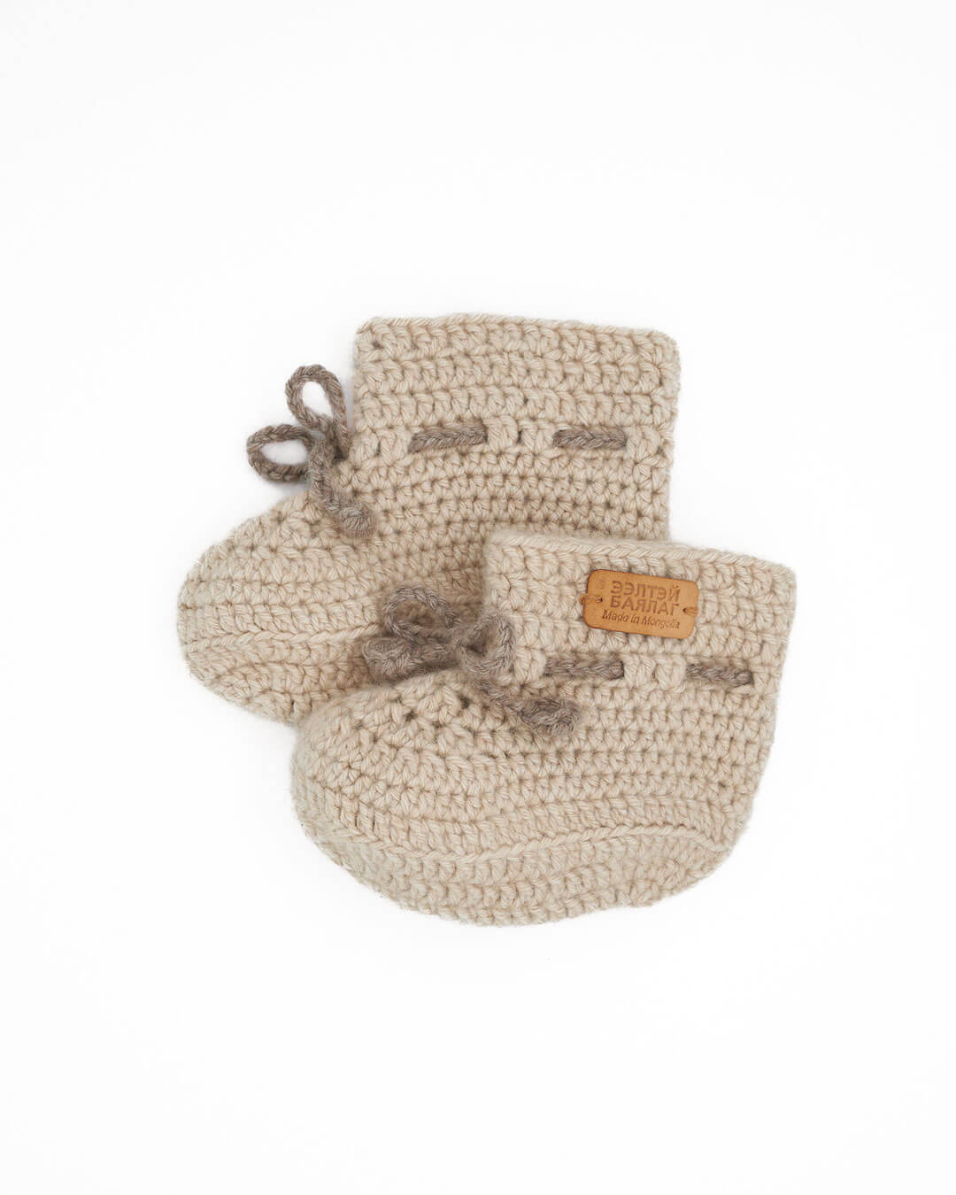 Saruul cashmere baby booties in Natural Sand – hand-knitted in Mongolia.