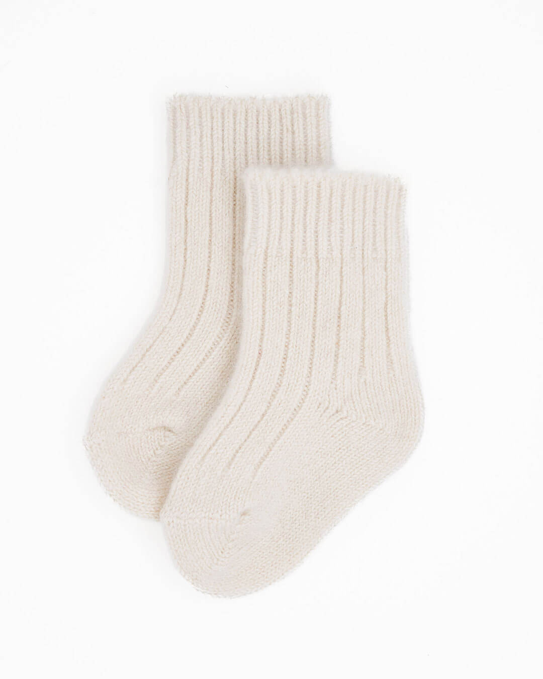 Casmere baby sokker, 0 - 12 mdr. på hvidt underlagt