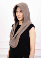 Kvinde med cashmere hood scarf i farven Natural Taupe