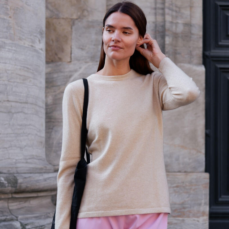 cashmere rund hals crewneck i 100 cashmere stylet med en totebag