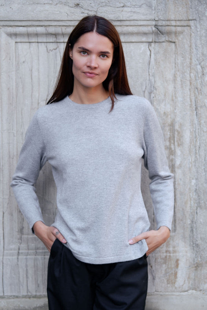 Model i ført lys grå cashmere crewneck