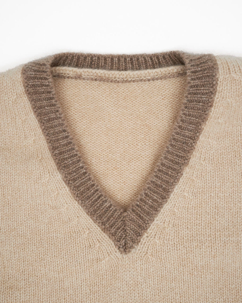 Cashmere sweater til børn i natural sand med natural taupe kant. 