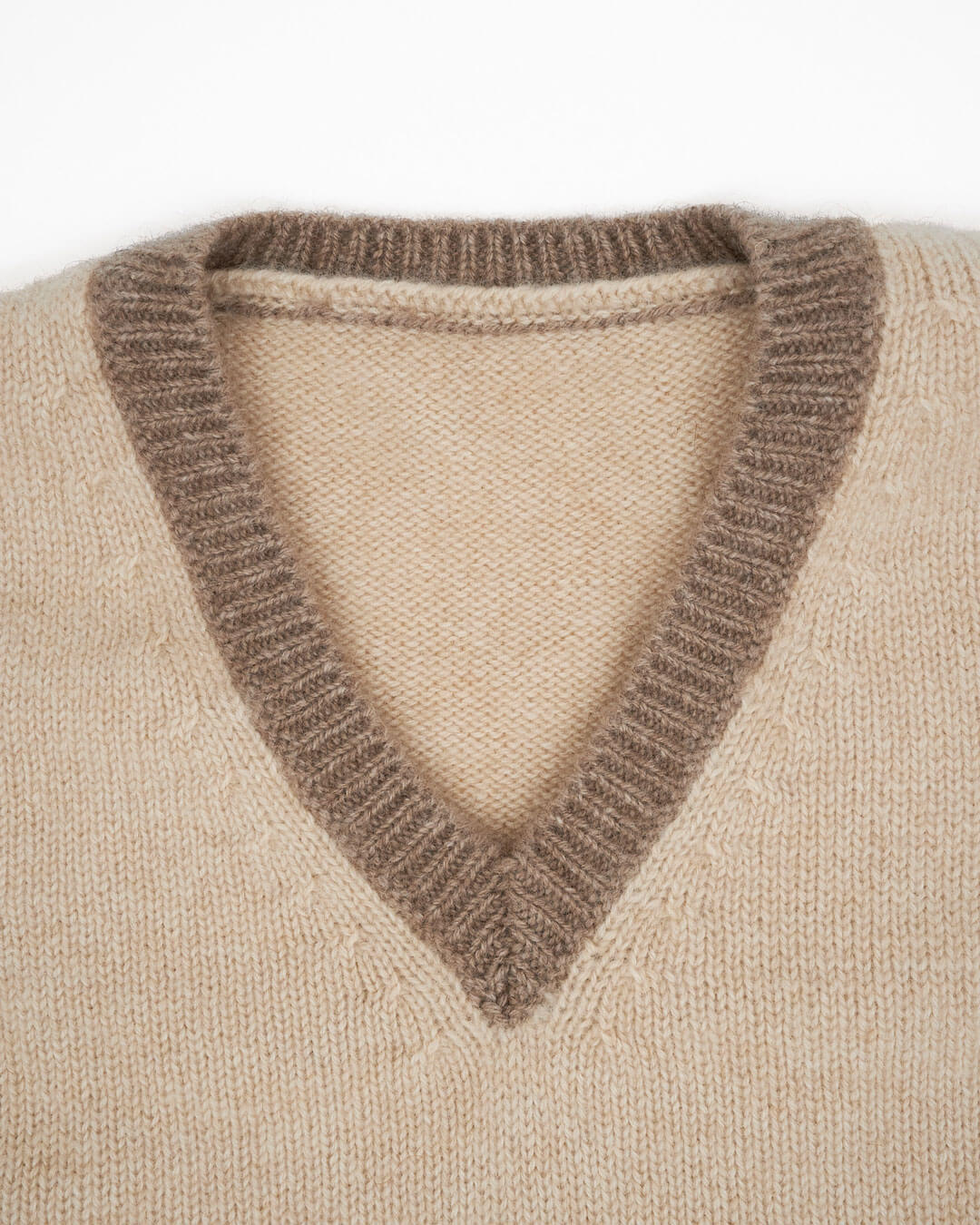 Cashmere sweater til børn i natural sand med natural taupe kant. 