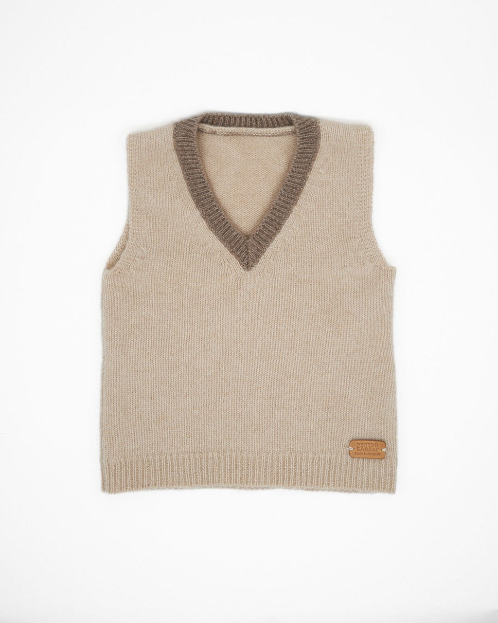 Klassisk V-hals cashmere bluse til børn med kontrastkant i naturlige farver.