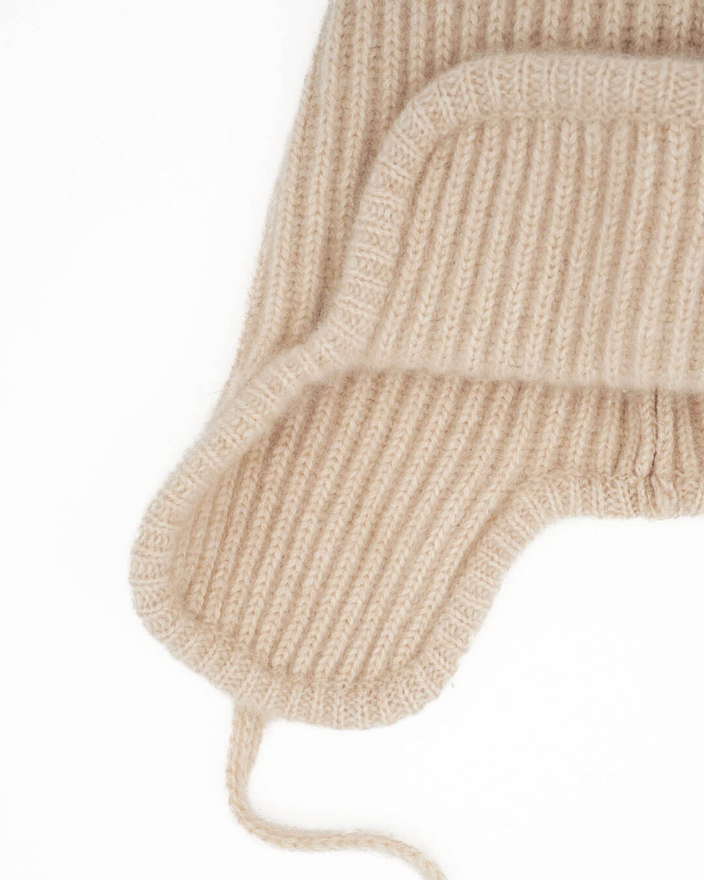 Klassisk ribstrik med øreklapper og bånd set forfra.