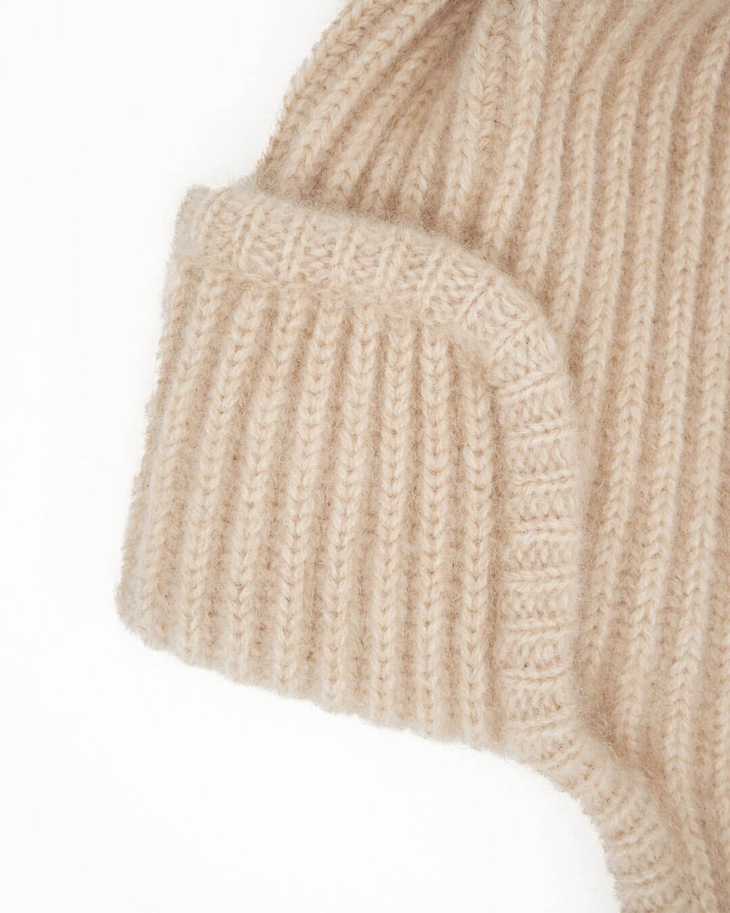 Klassisk ribstrik med øreklapper og bånd set fra siden.