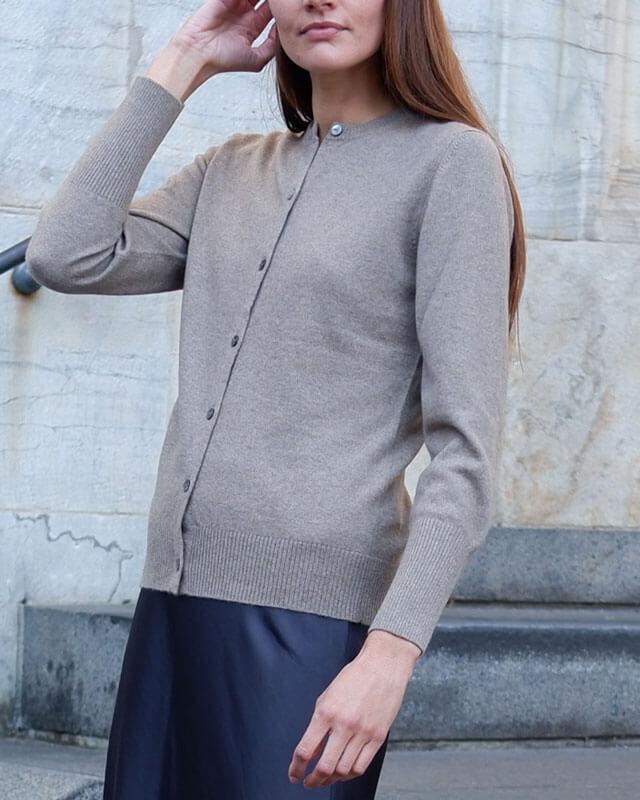 model i ført cardigan fra mærket undarmaa i københavn