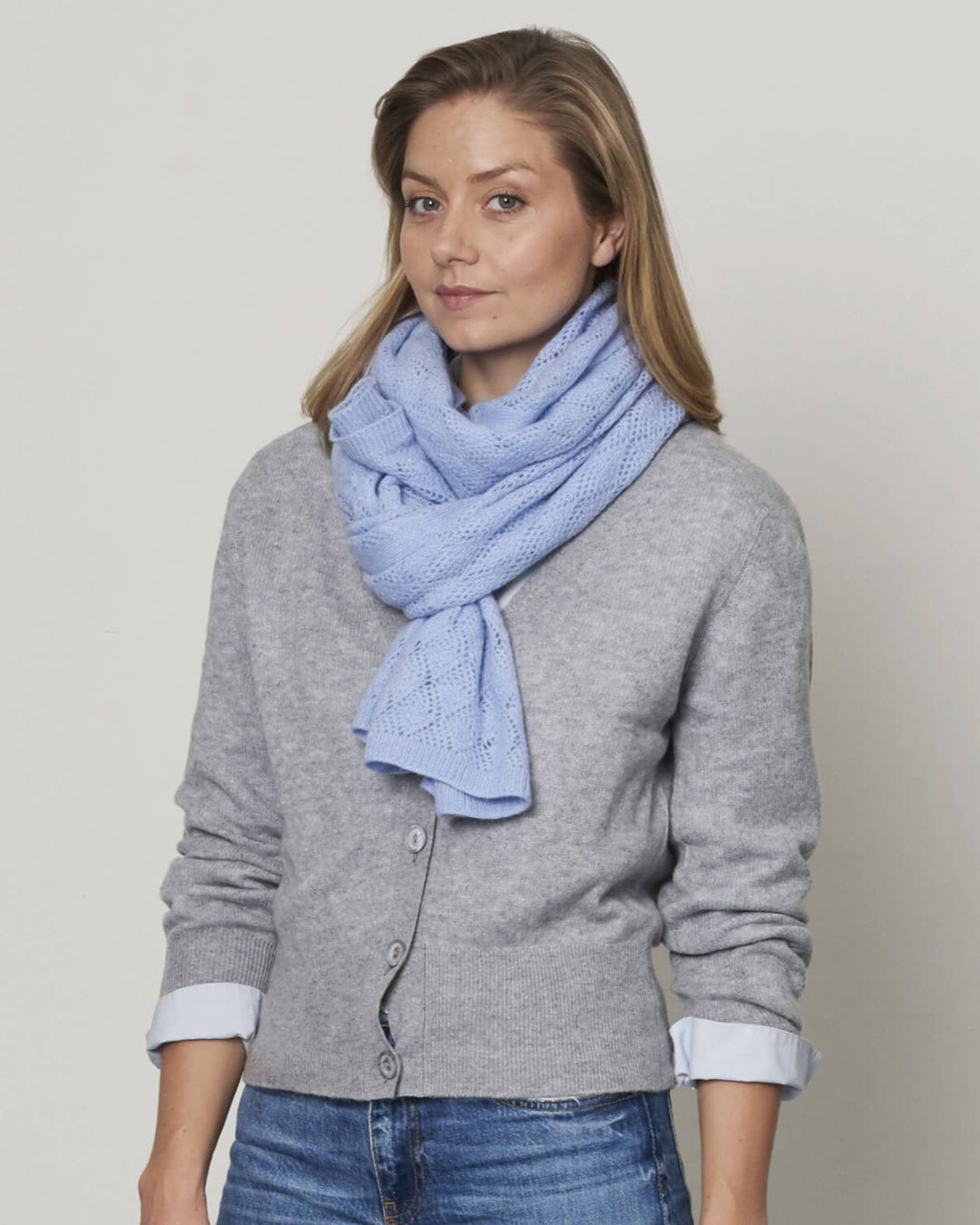 Model med lys grå cashmere cardigan med V-udskæring, stylet med lyseblåt cashmere tørklæde