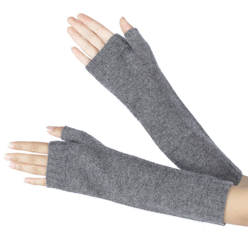 Model viser hænder med mørkegrå cashmere håndledsvarmere