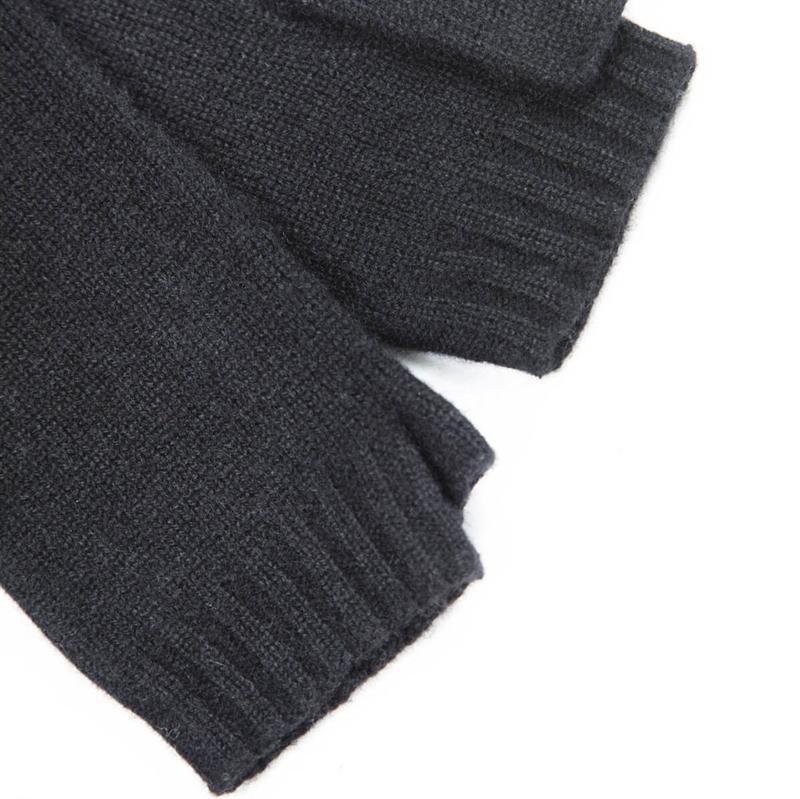 Nærbillede og detalje af sorte cashmere håndledsvarmere