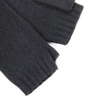 Nærbillede og detalje af sorte cashmere håndledsvarmere