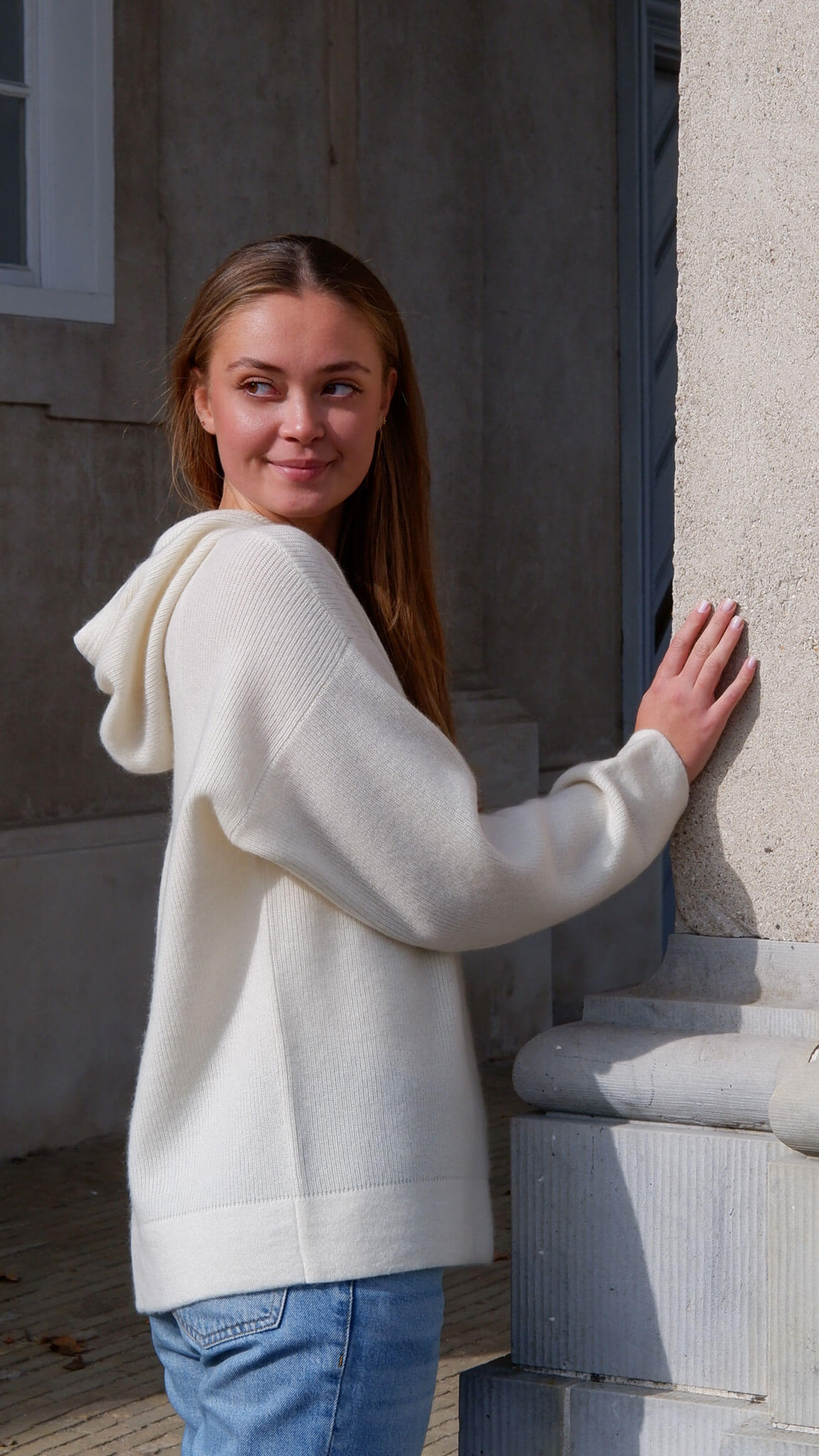 Bagvisning af cashmere hoodie, der fremhæver den fine strikkvalitet.