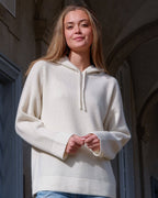 Model med hvid cashmere hoodie, one-size, med jeans.