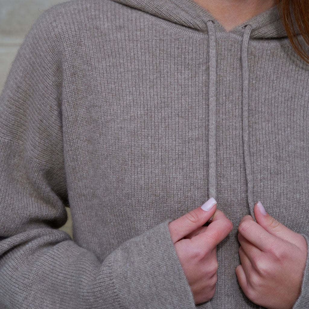 Nærbillede af taupe beige cashmere hoodie med 2 snore til hætte