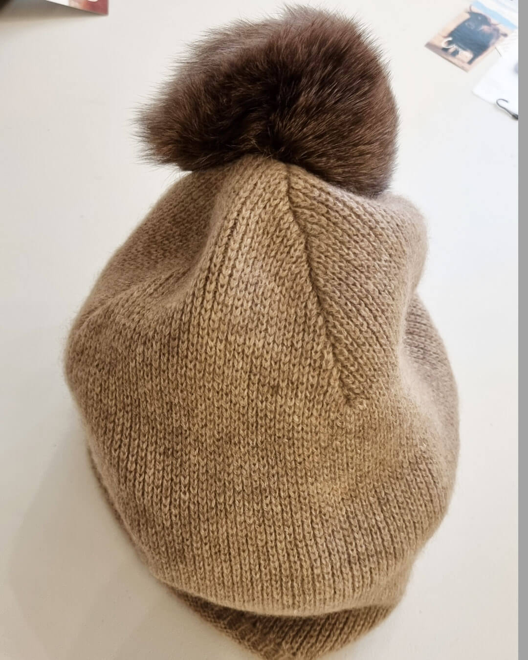 Ariun Cashmere Hue med kvast i farven Taupe