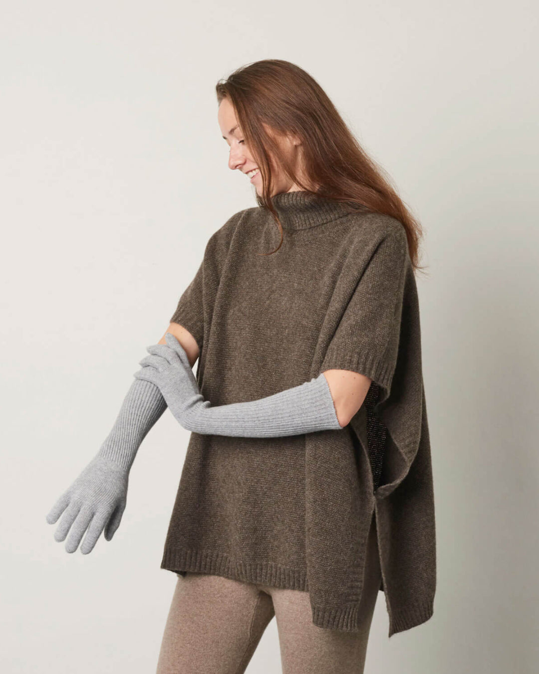 Model viser lange cashmere handsker i lys grå