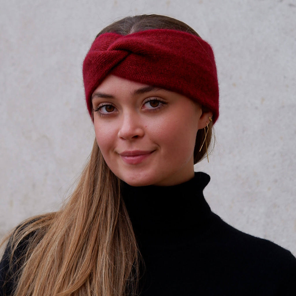 Model iført bordeaux pandebånd set forfra.