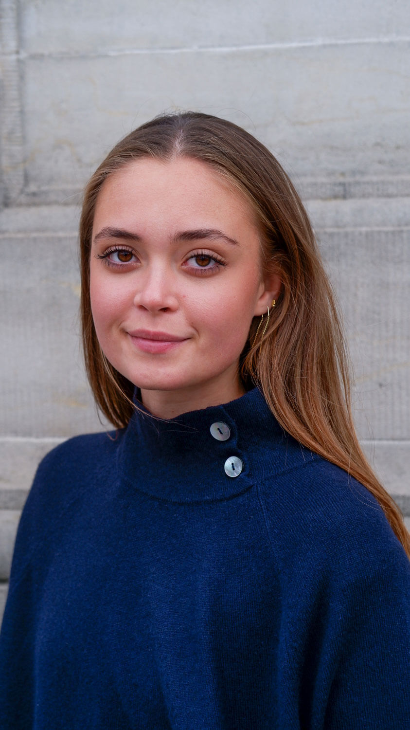 Nærbillede af marine cashmere, hvor man kan se de to knapper i kraven. 