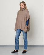 Billede af model i fuld højde med cashmere poncho med rullekrave.
