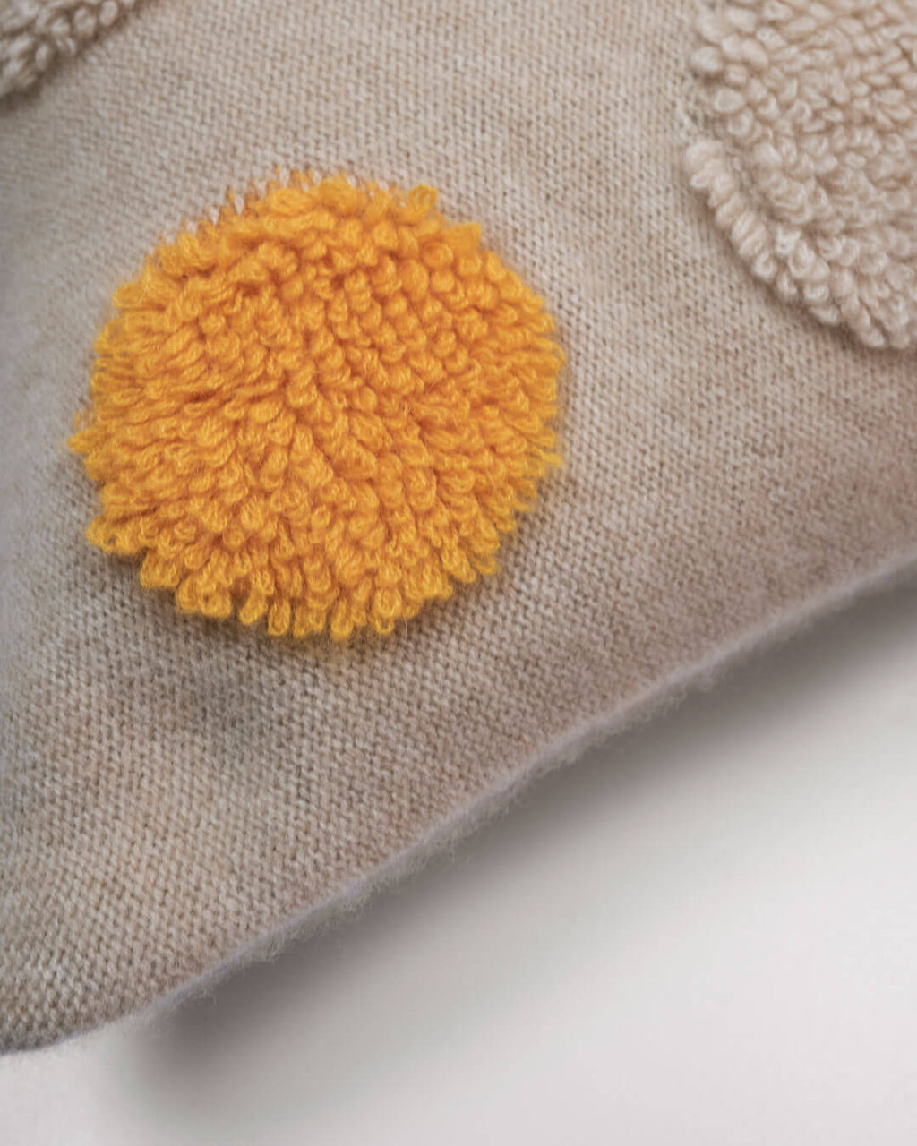 Hævet cirkel i varm orange skaber et roligt fokuspunkt