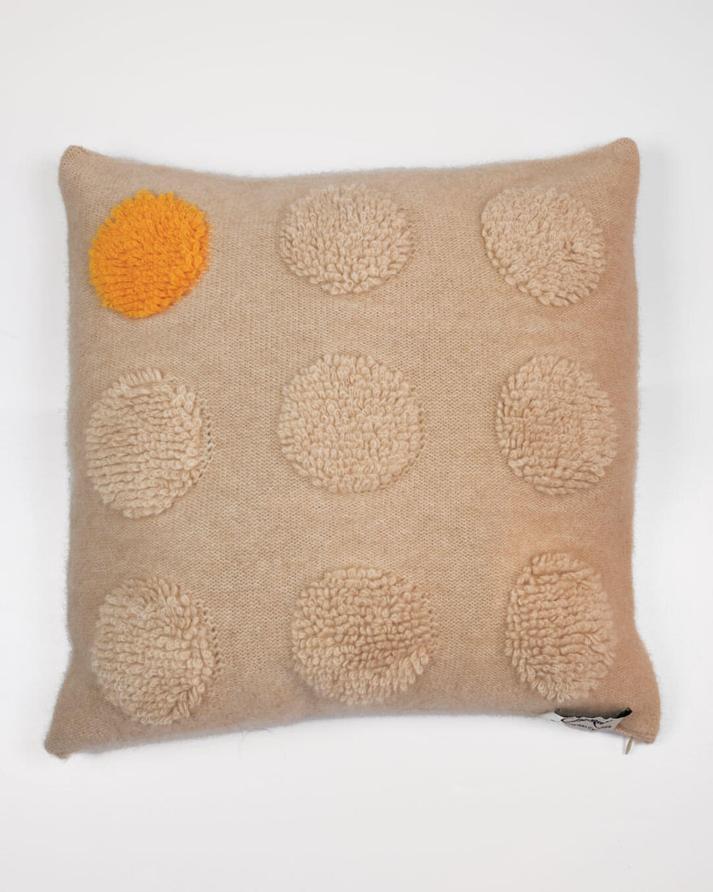 Tseg cashmere pudebetræk med strukturerede cirkler og bagside i Natural Sand – passer til 40 × 40 cm