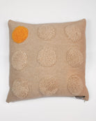 Tseg cashmere pudebetræk med strukturerede cirkler og bagside i Natural Sand – passer til 40 × 40 cm