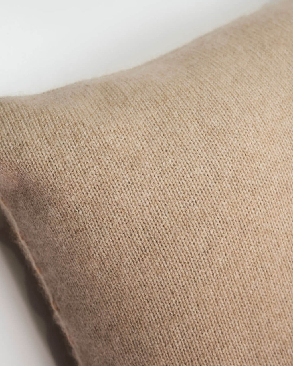 Detaljer af bagside i farven Natural Sand