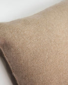 Detaljer af bagside i farven Natural Sand