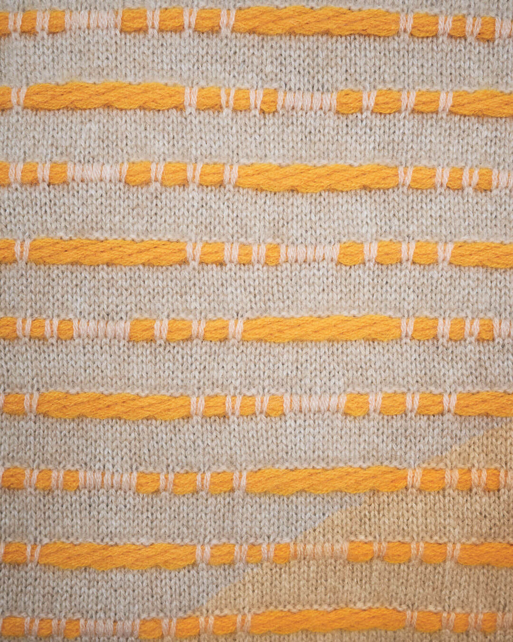  Strikkede striber i varme orange nuancer
