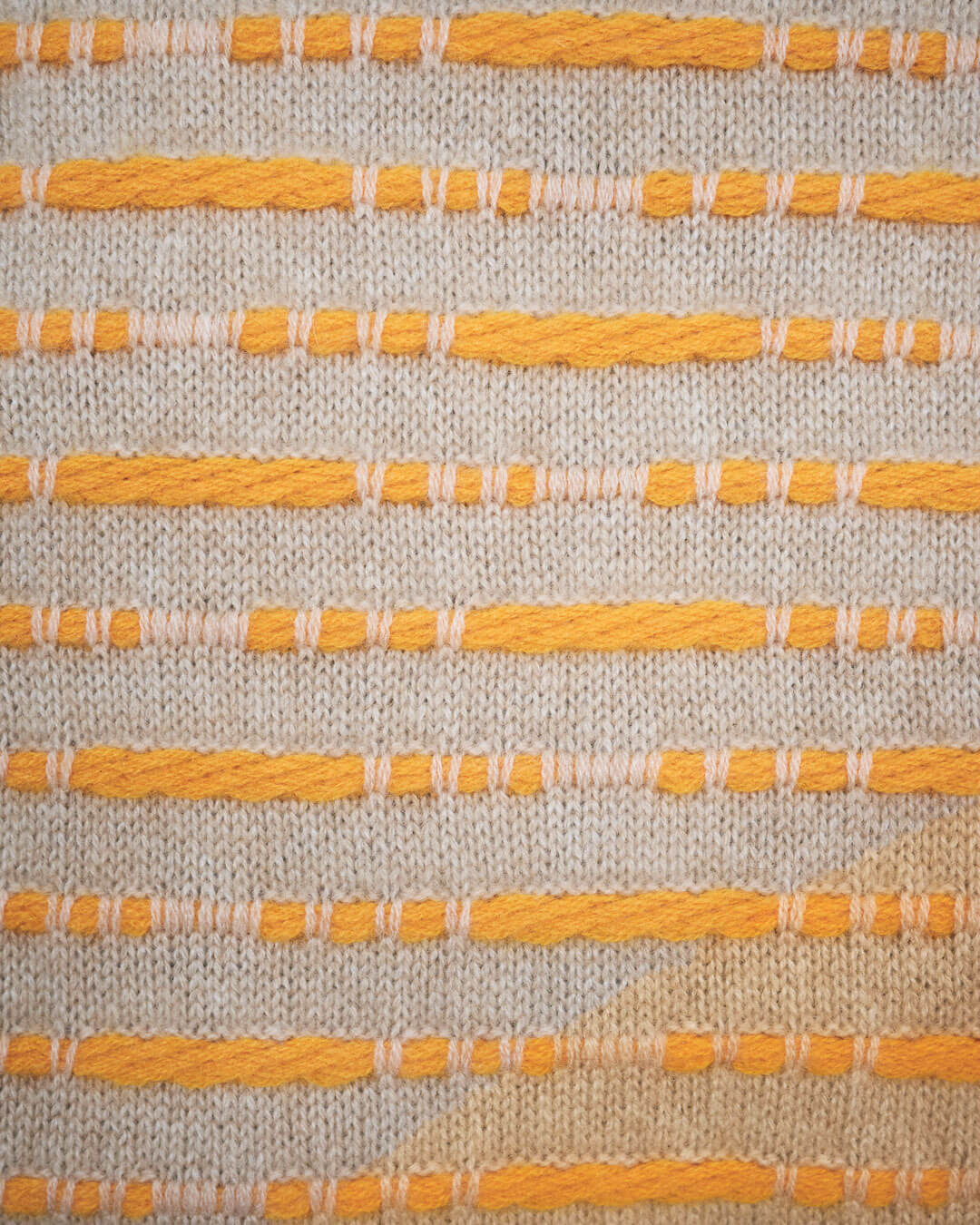  Strikkede striber i varme orange nuancer
